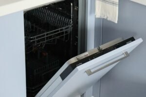 Geöffnete Spülmaschine mit leerem Innenraum und sichtbarem Besteckkorb