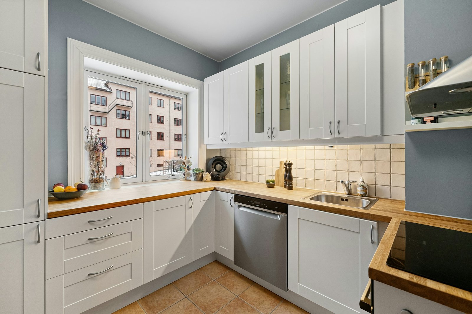 Geöffneter Geschirrspüler in der Küche