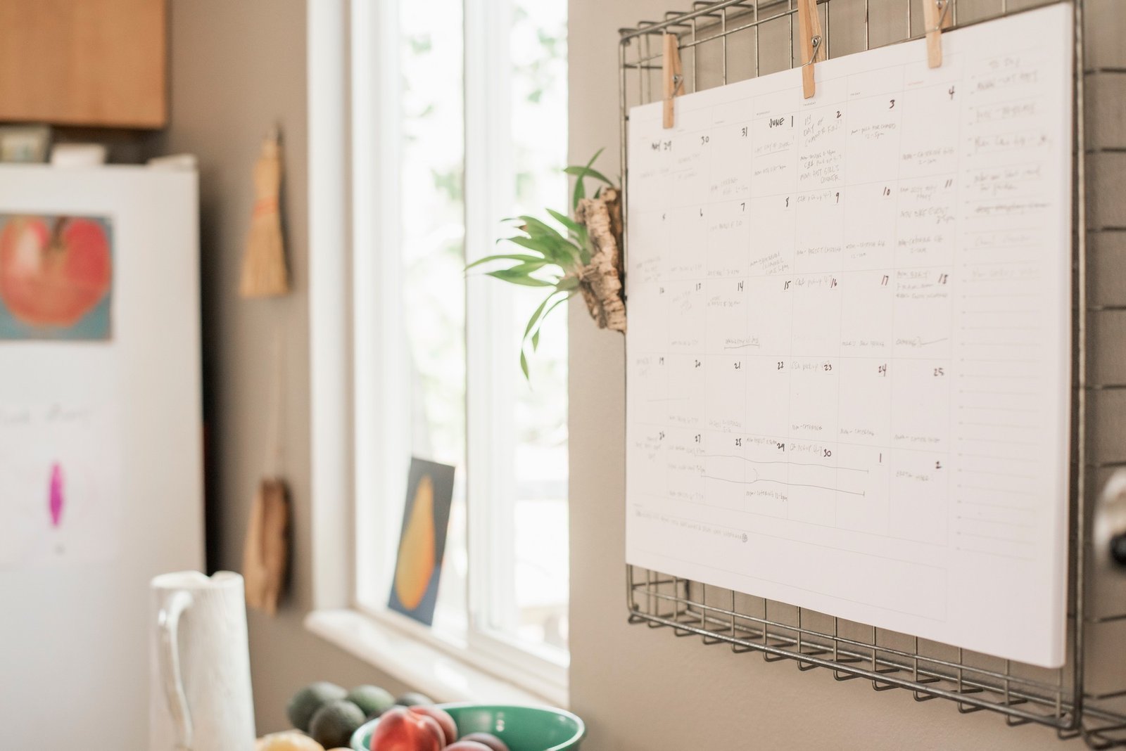 Kalender neben Reinigungsmitteln in der Küche